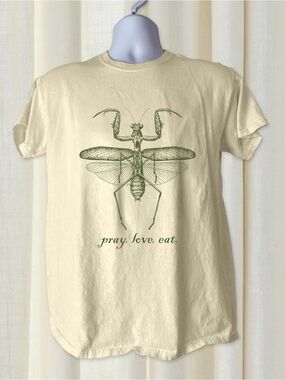 Green Praying Mantis Graphic Gildan Cream Tshirt
